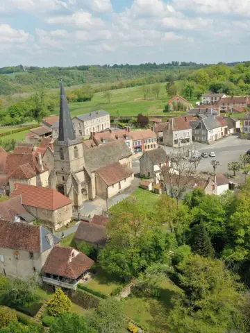 Carte postale 23 - Crozant - Les ruines et le rocher de la Fileuse - Le