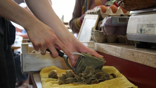 Atelier De Fabrication De Produits Cosmetiques Et Menagers Au Comptoir Pre En Pail Saint Samson Cp Mayenne Tourisme(1)