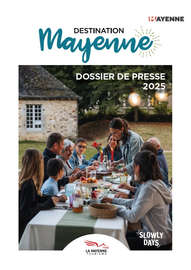 Couverture du dossier de presse 2025 de Mayenne Tourisme. On y voit une photo encadrée de blanc. En haut on peut lire Destination Mayenne. La photo représente un groupe de gens de tous âges attablés à l'extérieur pour ce qui pourrait être un repas de famille.