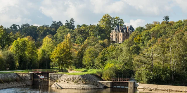 Les Bords De La Mayenne A Montgiroux Ecluse Chateau