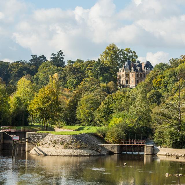 Les Bords De La Mayenne A Montgiroux Ecluse Chateau