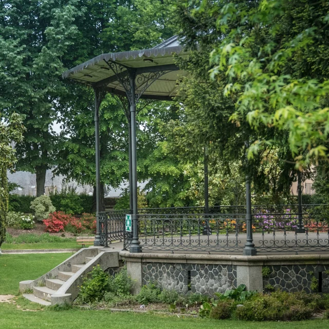 Kiosque Parc Du Chateau De Mayenne Mayenne (ville) Cp Sarah Veysseyre 1920px