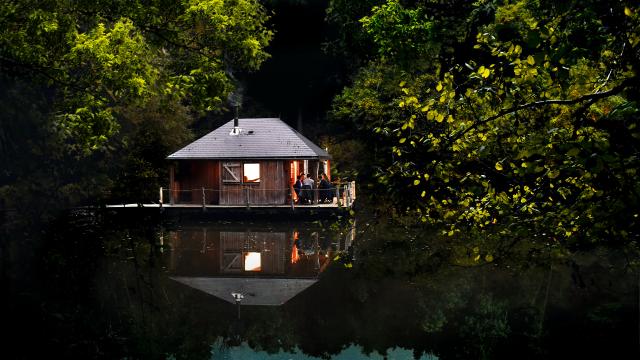 Cabane Sur L Eau Force Cp Pascal Beltrami Mayenne Tourisme L Orbiere Domaine De Loisirs Hebergements Et Receptions 1920px