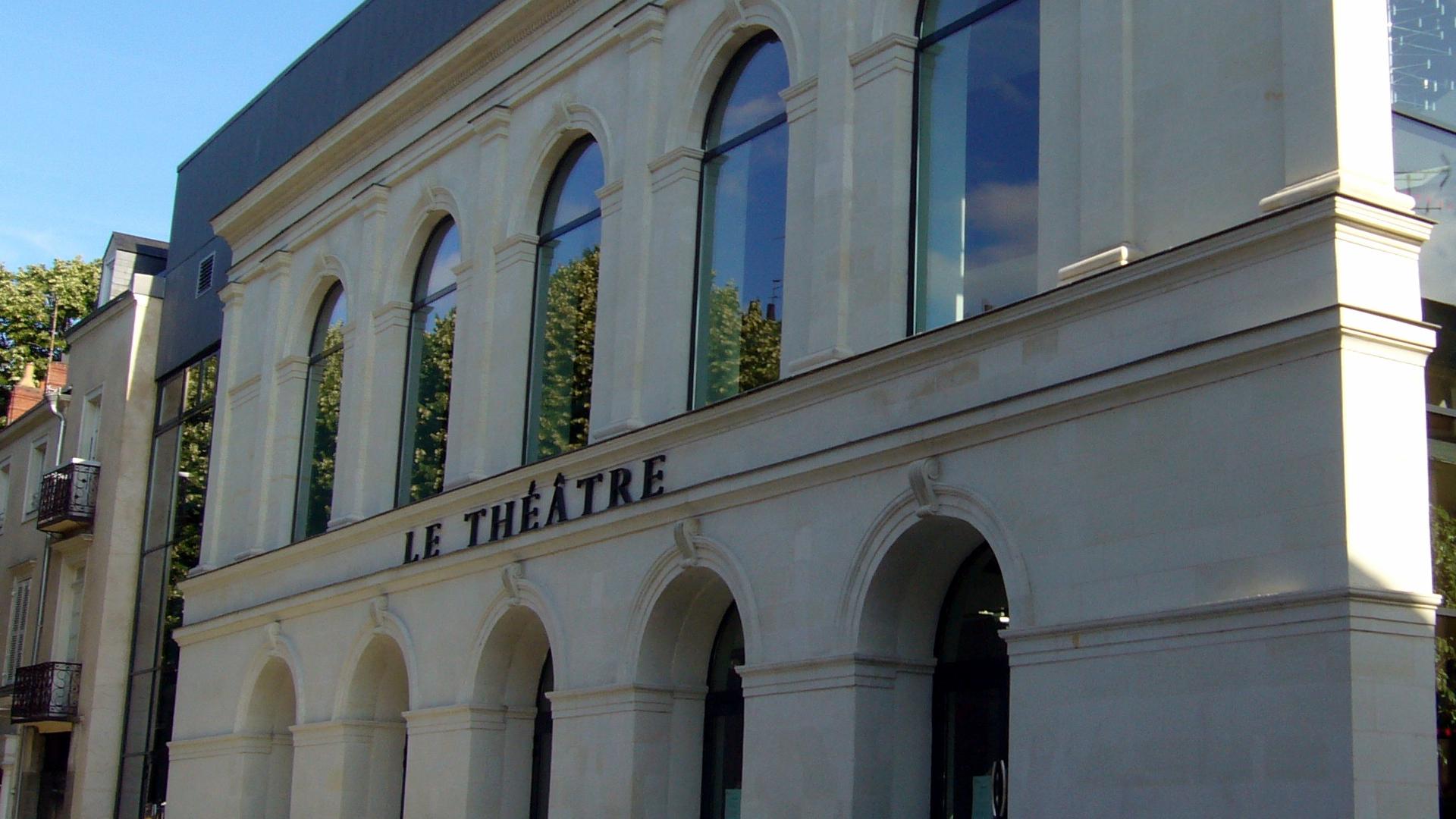 Façade du Théâtre de Laval, un bâtiment historique à l'architecture classique.