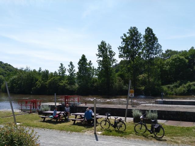 Pique-nique au bord de la rivière