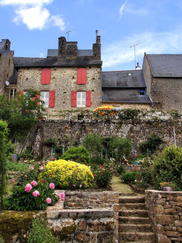 Maison en pierre dans la Petite Cité de Caractère de Lassay-les-Châteaux
