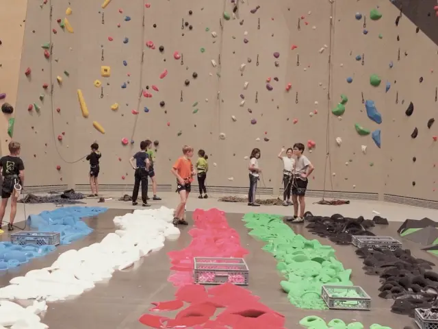 # 9 Atelier Ffme 53 Initiation Escalade.00 00 10 15.still001