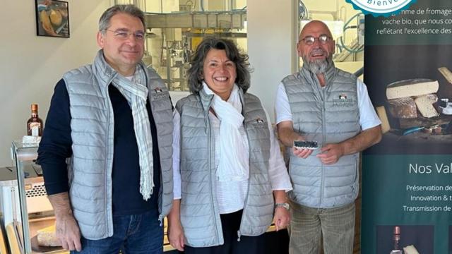 une partie de l'équipe de la fromagerie du Haut Anjou