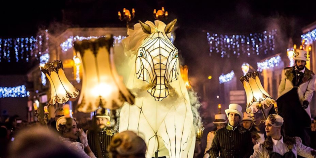Parade de Noël par la Compagnie Remue Ménage