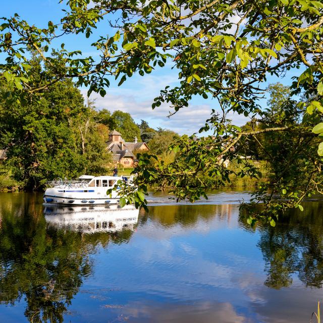 Riviere_la_Mayenne-La_Mayenne_riviere_Sud_Mayenne_Houssay-CP-Emilie_D_-_Mayennne_Tourisme-1920px.jpg
