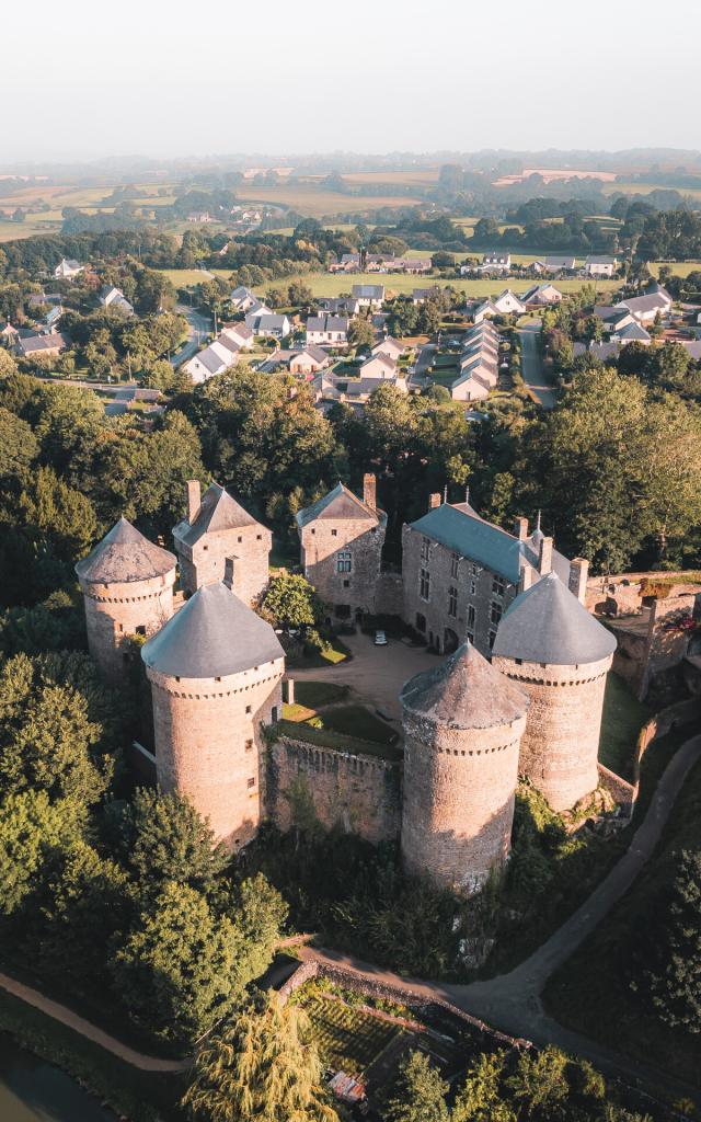 Chateau De Lassay Lassay Les Chateaux Cp Lezbroz Teddy Verneuil Mayenne Tourisme 1920px (8)