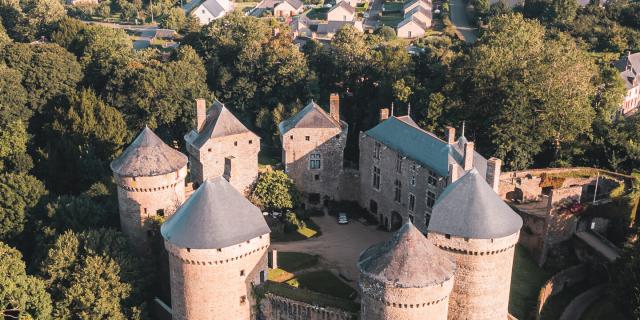 Chateau De Lassay Lassay Les Chateaux Cp Lezbroz Teddy Verneuil Mayenne Tourisme 1920px (8)
