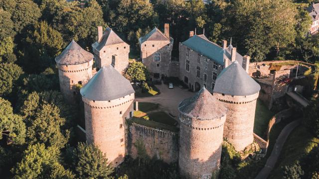 Chateau De Lassay Lassay Les Chateaux Cp Lezbroz Teddy Verneuil Mayenne Tourisme 1920px (8)
