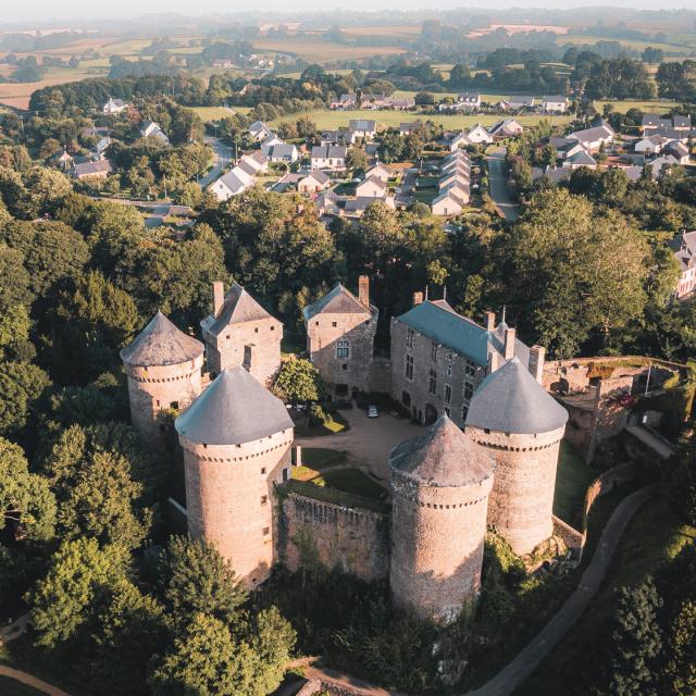 Chateau_de_Lassay-Lassay-les-Chateaux-CP-Lezbroz_-_Teddy_Verneuil_-_Mayenne_Tourisme-1920px-8.jpg
