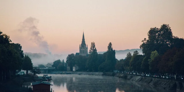 Basilique_Notre-Dame_d_Avesnieres-La_Mayenne_riviere_Laval_ville-CP-Loeildeos_-_Mayenne_Tourisme-1920px.jpg