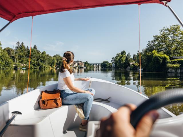 Balade En Bateau Electrique Sur La Mayenne Cp Mathieu Lassalle French Wanderers Mayenne Tourisme 8758 1920px