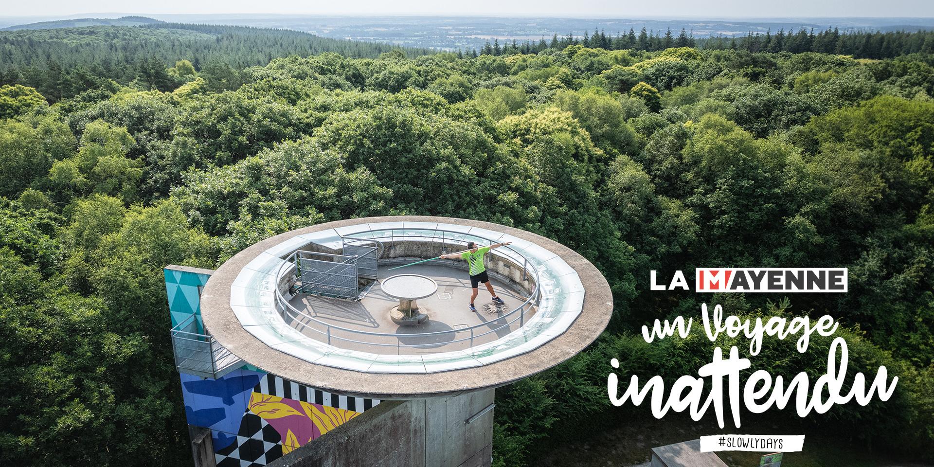 Un athlète s'apprête à lancer son javelot du haut du belvédère du mont des Avaloirs.