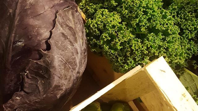 un panier de légumes de saisons aux couleurs vives et variées.