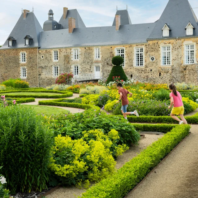 Jardins Du Chateau Des Arcis Cp Pascal Beltrami Mayenne Tourisme 10013 1920px