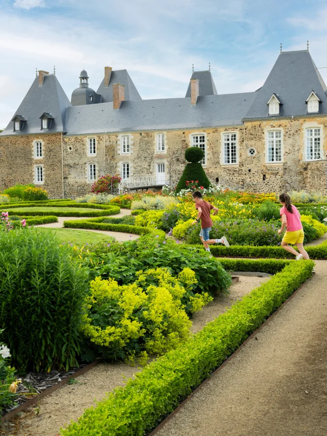Jardins Du Chateau Des Arcis Cp Pascal Beltrami Mayenne Tourisme 10013 1920px