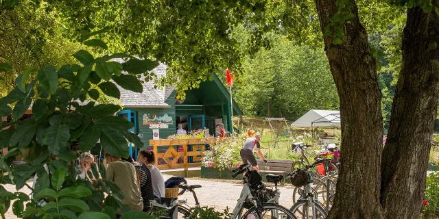 A la Halte Fluviale de Montgiroux au cœur de la nature des promeneurs font un pique-nique.