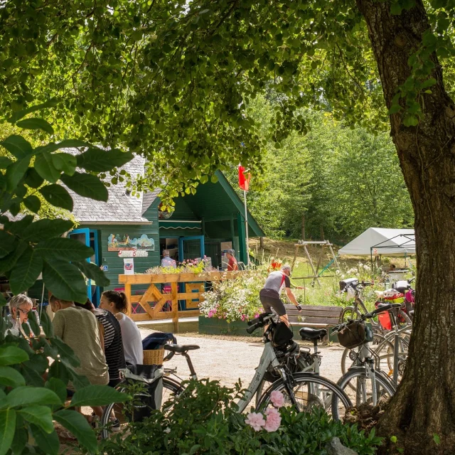 A la Halte Fluviale de Montgiroux au cœur de la nature des promeneurs font un pique-nique.