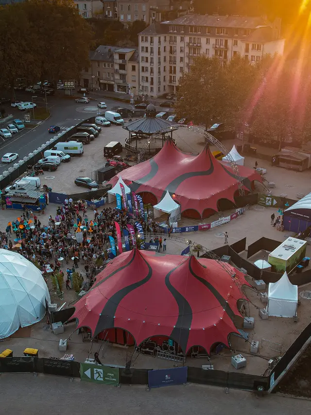 vue aérienne du village Boston pendant le festival Le Chainon Manquant. On y voit deux chapiteaux.