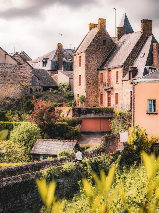 Vue sur la maison de Bailly à Lassay Les Chateaux