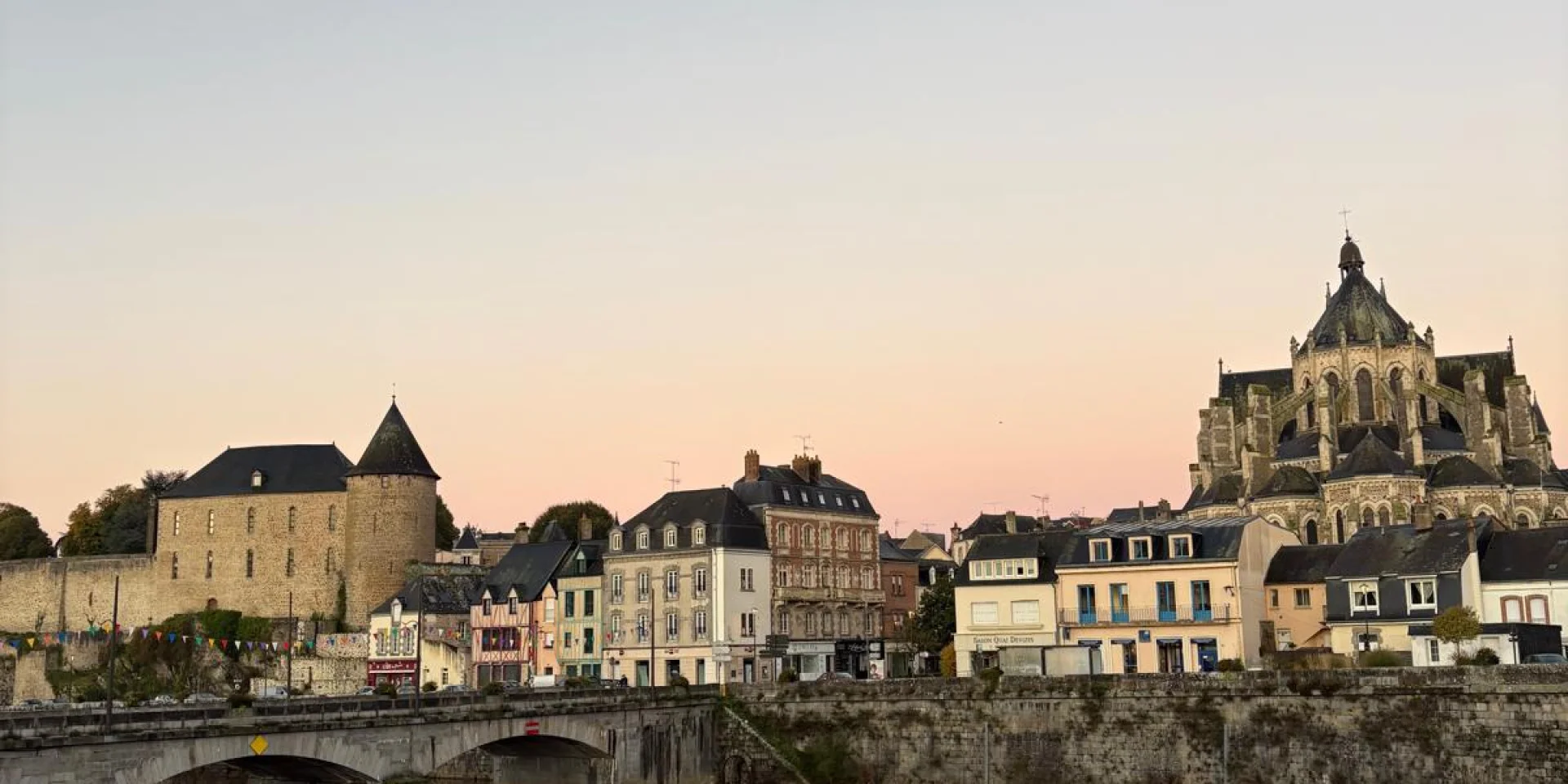 Le ville de Mayenne au coucher du soleil
