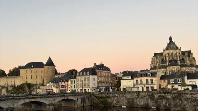 Le ville de Mayenne au coucher du soleil