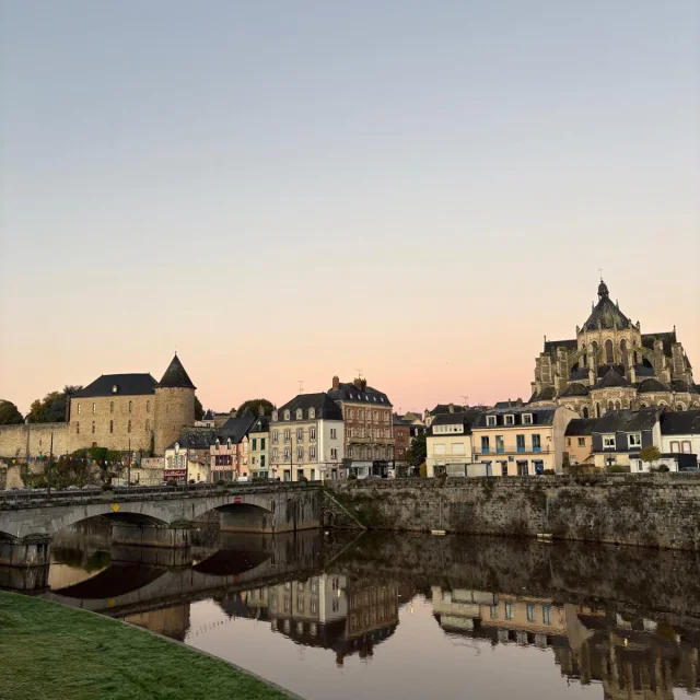 Le ville de Mayenne au coucher du soleil
