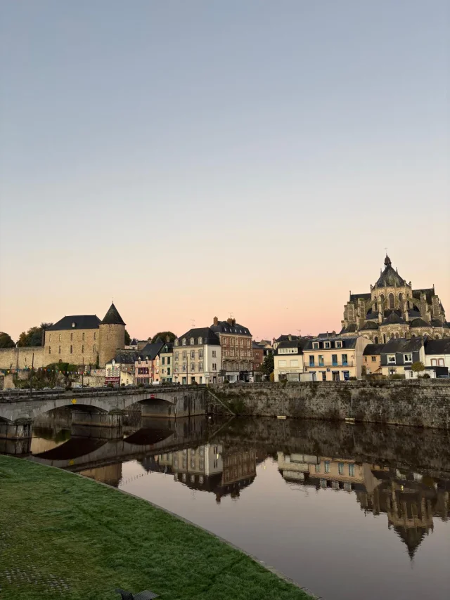 Le ville de Mayenne au coucher du soleil