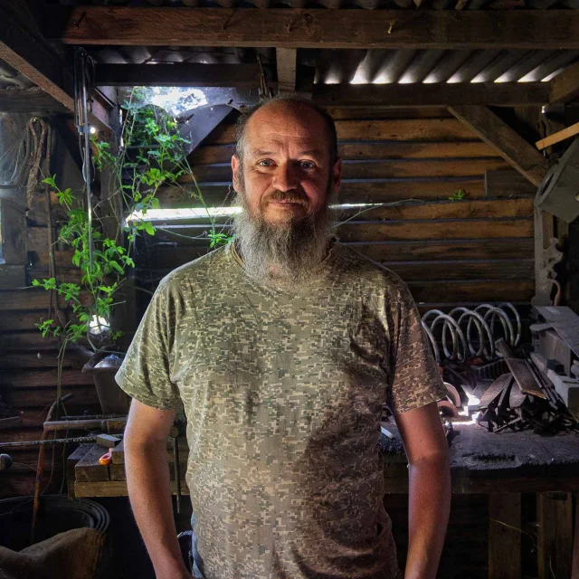 Emmanuel Davoust, coutelier-forgeron à Vaiges, dans son atelier traditionnel entouré de ses outils