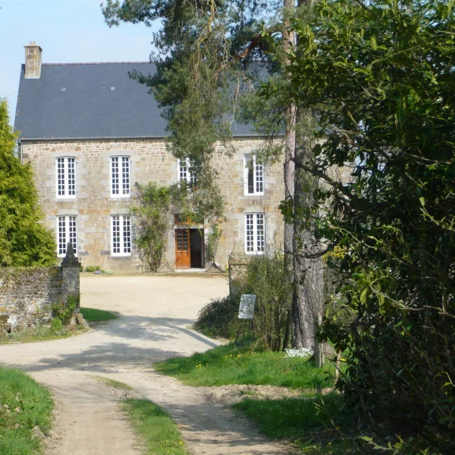 Au bout d'un chemin de randonnée, on voit un beau manoir