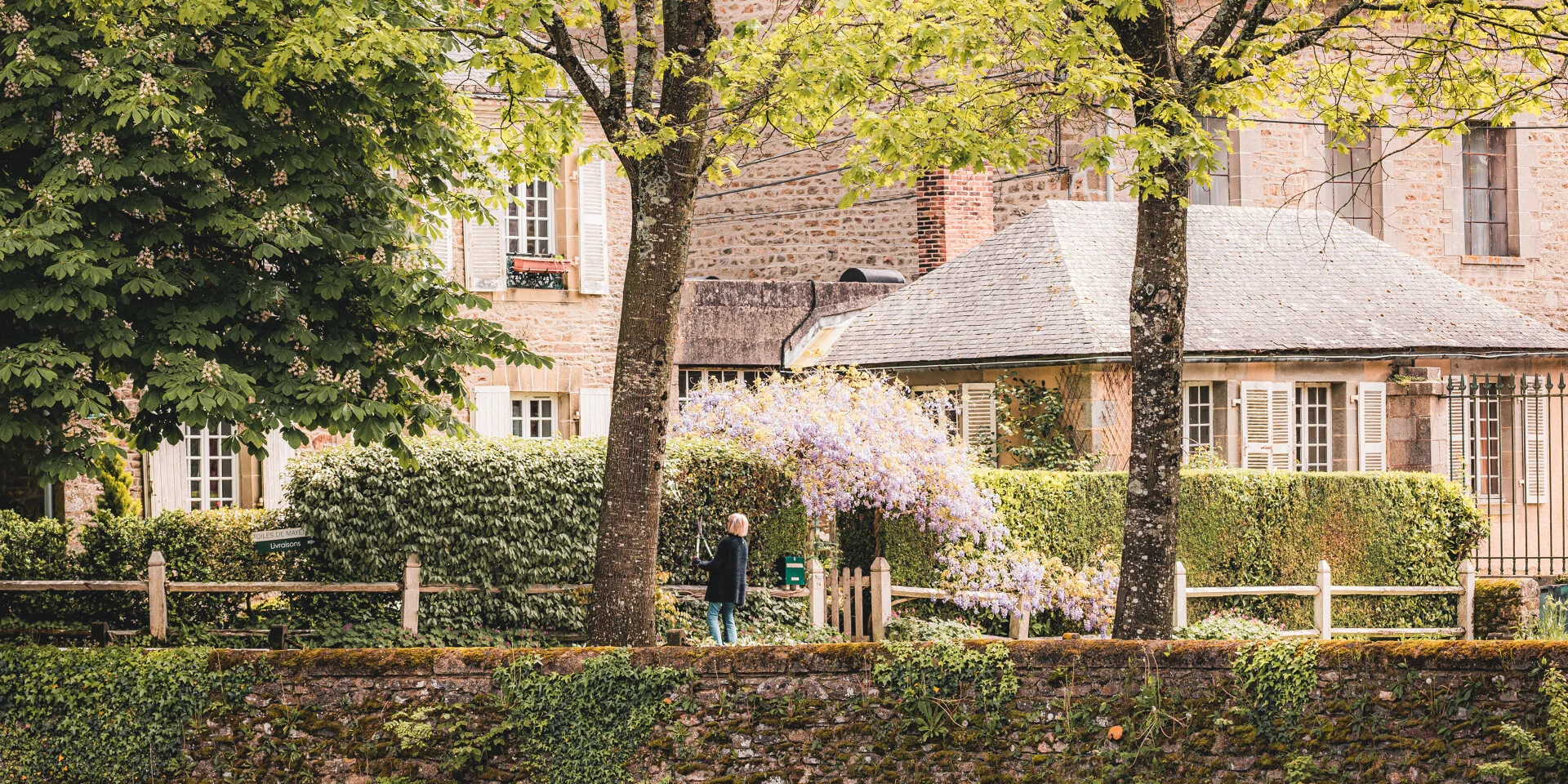 le village de Fontaine Daniel entouré d'arbres