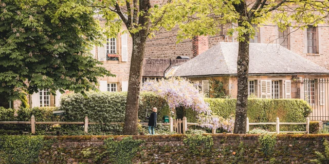 le village de Fontaine Daniel entouré d'arbres