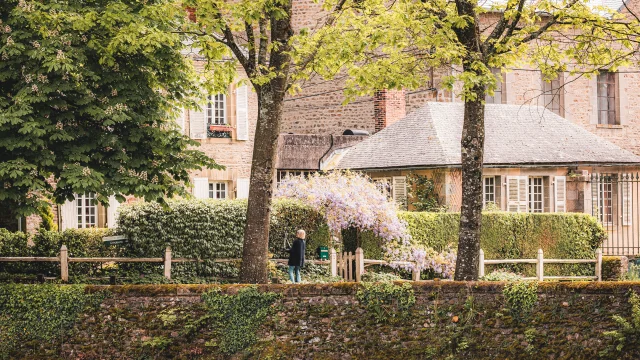 le village de Fontaine Daniel entouré d'arbres