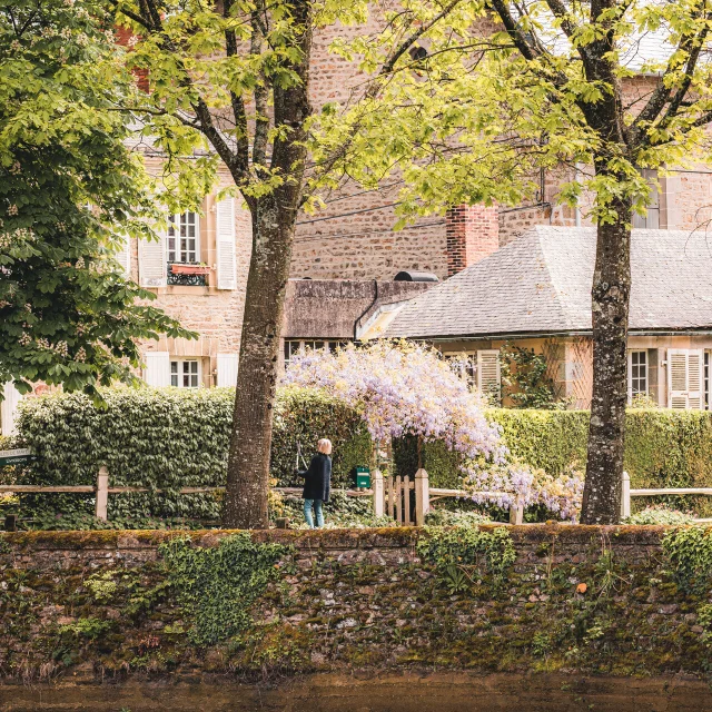 le village de Fontaine Daniel entouré d'arbres