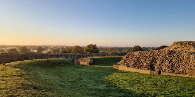 La forteresse de Jublains au lever de Soleil