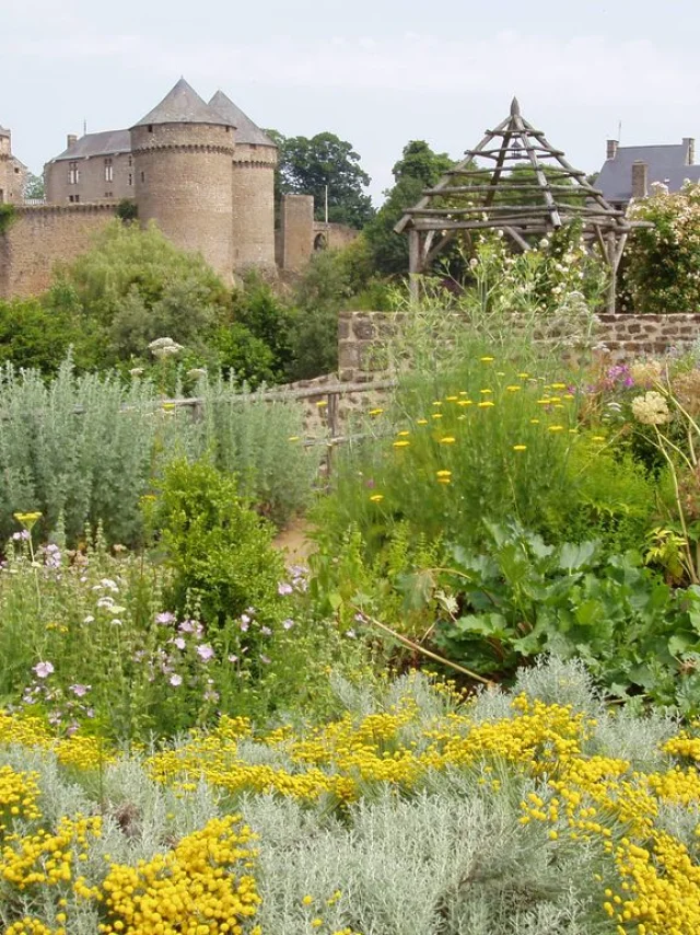 Le jardin médiéval de Lassay les châteaux avec le château fort en arrière plan