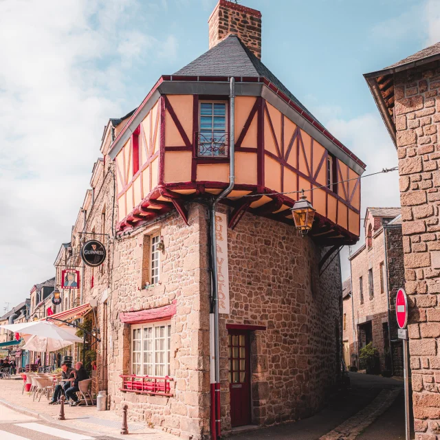 Le bâtiment emblématique de Lassay Les Châteaux qui abrite le Pub à Victor