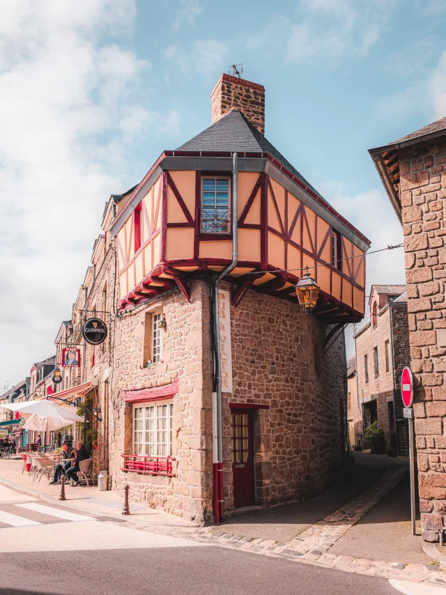 Le bâtiment emblématique de Lassay Les Châteaux qui abrite le Pub à Victor