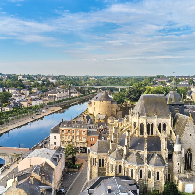 Vue aérienne de la ville de Mayenne. On voit du ciel la basilique Notre Dame, le château et la rivière La Mayenne