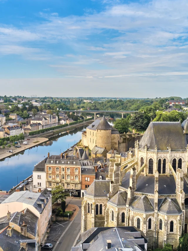 Vue aérienne de la ville de Mayenne. On voit du ciel la basilique Notre Dame, le château et la rivière La Mayenne