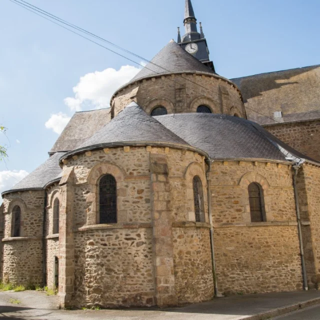 sous un ciel bleu la façade de l'église Saint Martin à Mayenne