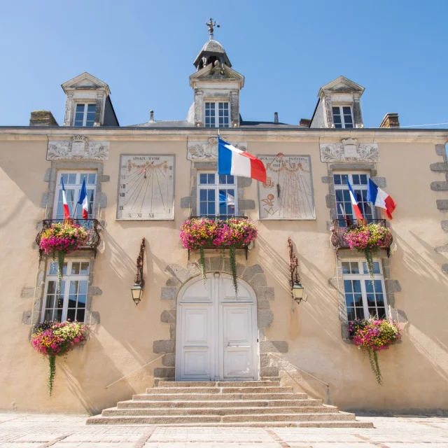 A Mayenne, place de Hercé, l'imposante façade fleurie de la barre ducale