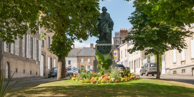 A Mayenne la place de Cheverus, ensoleillée et fleurie avec en son centre la statue du cardinal de Cheverus