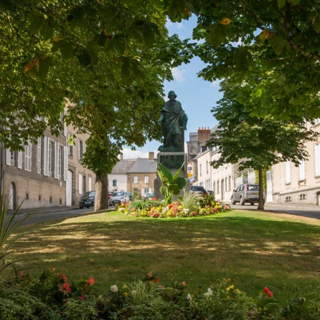 A Mayenne la place de Cheverus, ensoleillée et fleurie avec en son centre la statue du cardinal de Cheverus