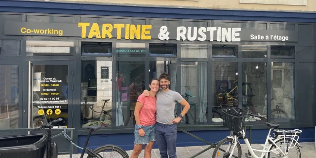 Marine et Damien posent souriants devant leur établissement Tartine & Rustine à Laval. Ils sont , entourés de vélos.