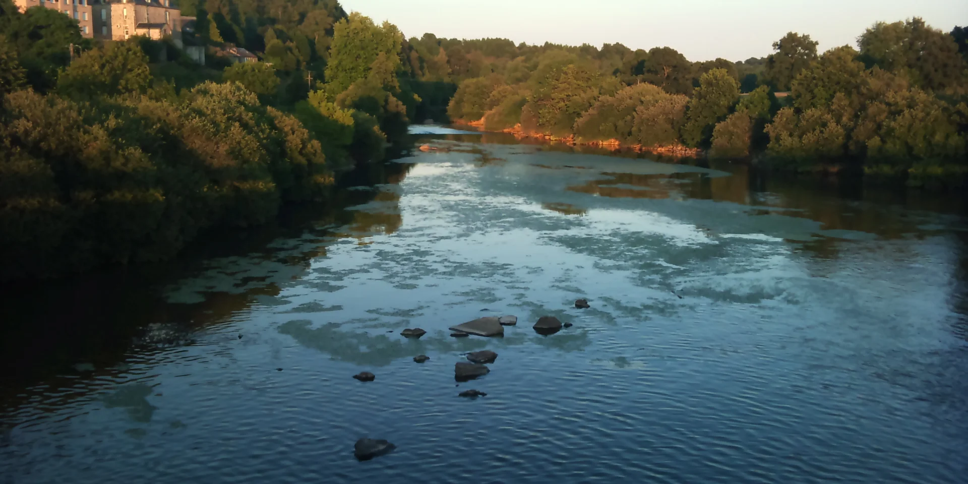 Vue du Barrage de St Fraimbault, coucher de soleil sur la rivière La Mayenne
